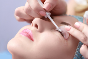 wimpern-faerben-muenchen-anwendung